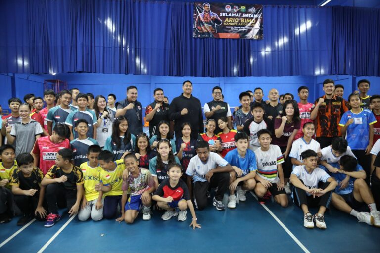 Para Atlit Foto Bersama Menpora, Wakil Ketua MPR R dan Ketua Umum Sapma Pemuda Pancasila Sapma Pora Open 2024